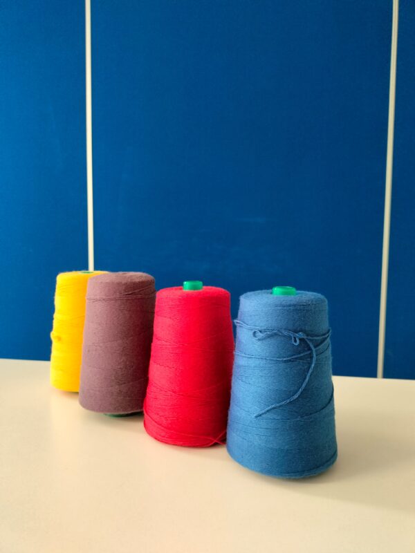 Poliéster 100% colores sólidos calibres 12/5 y 12/4 para costura de sacos